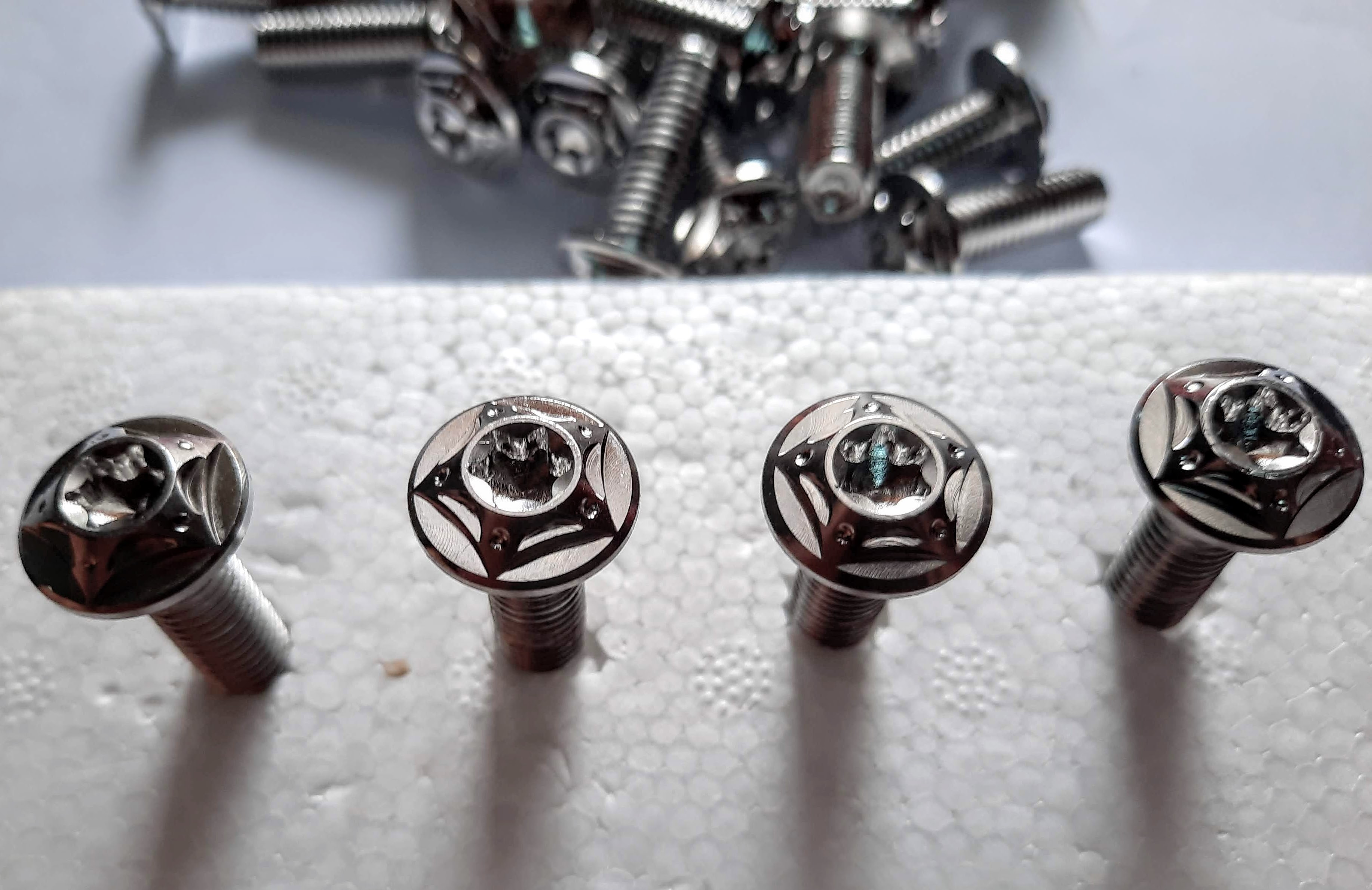 BỘ 4 CON ỐC ĐĨA SALAYA 8LY x 20mm