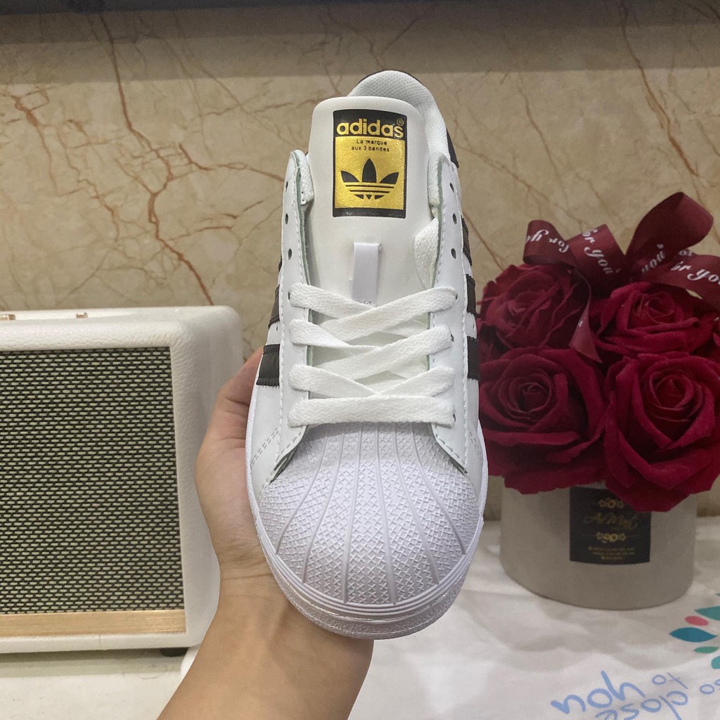 Giày superstar tem vàng