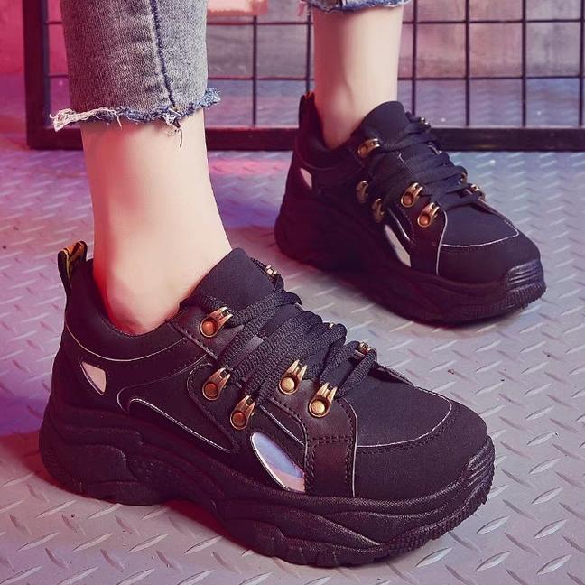 GIÀY SNEAKER THỜI TRAG LỖ ĐINH SIÊU HÓT ĐINH ĐEN