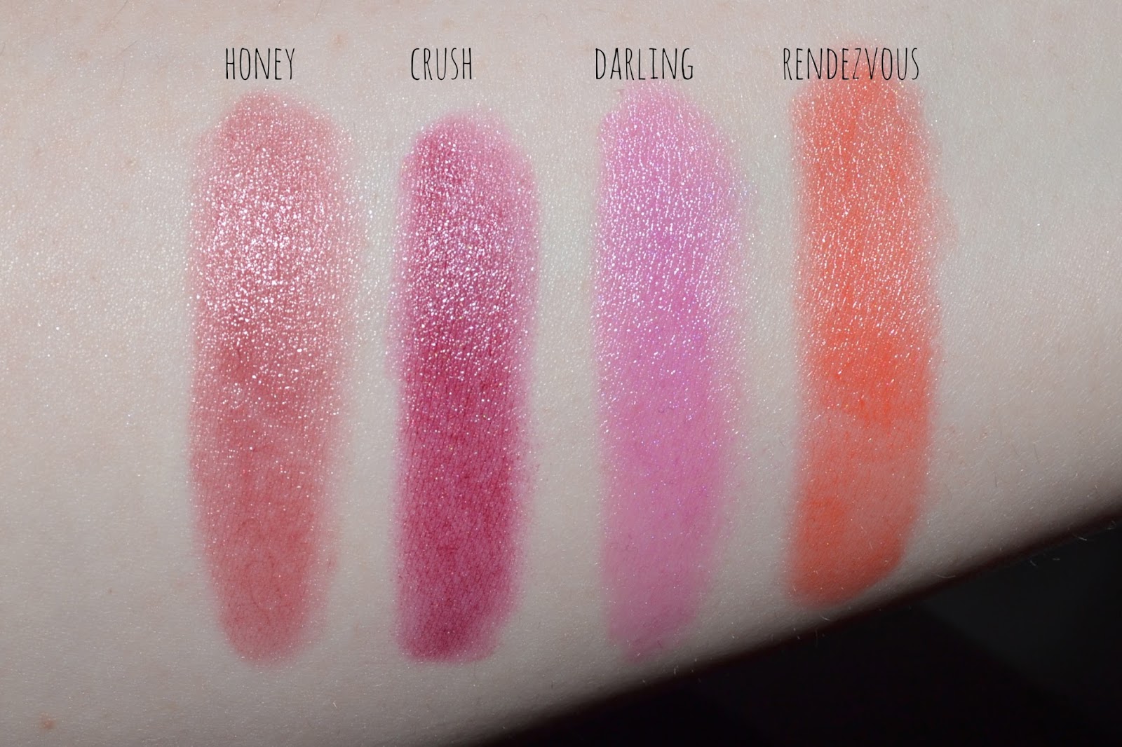 Son bút chì Revlon Balm Stain - USA