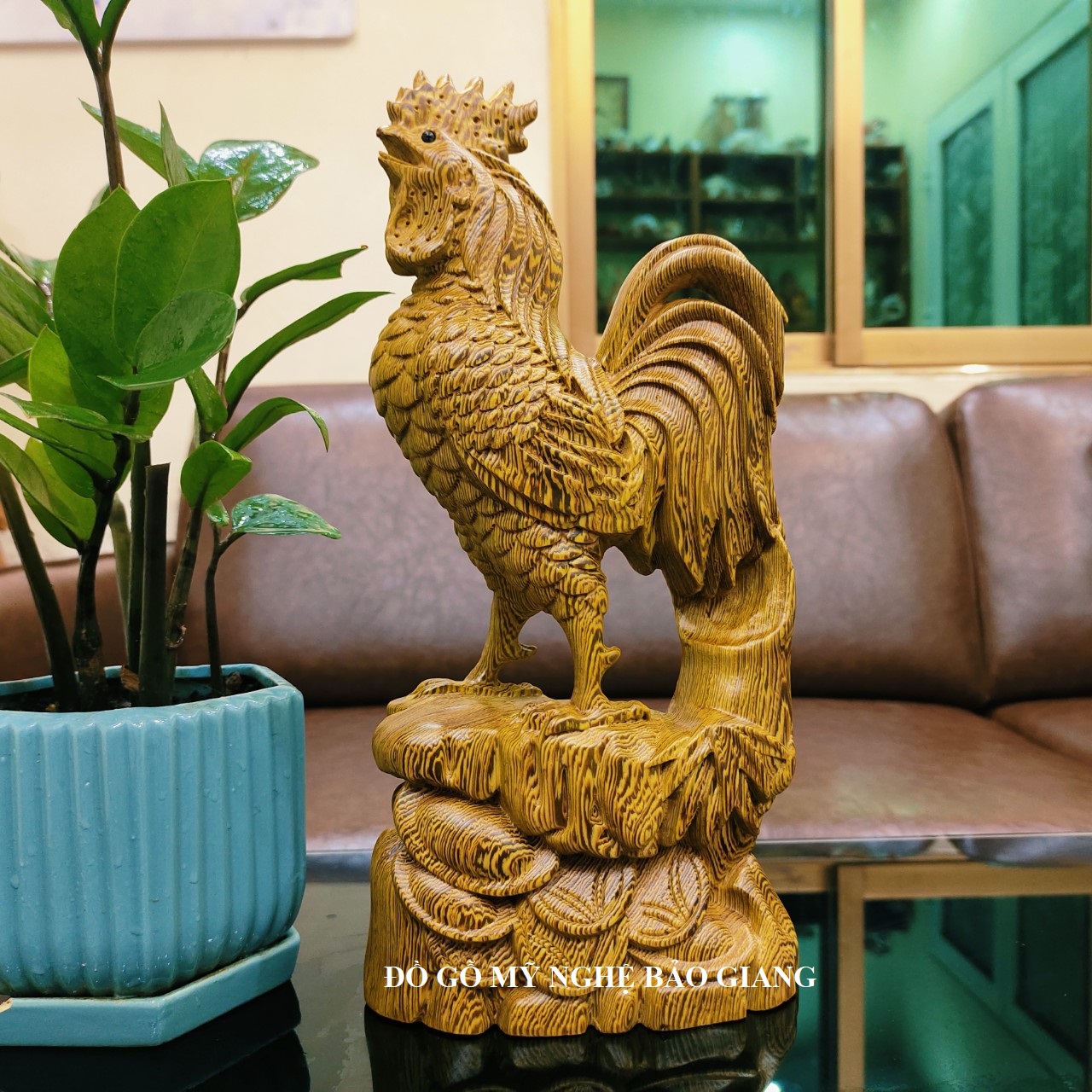Tượng con gà gỗ mun đuôi công cao 20 cm