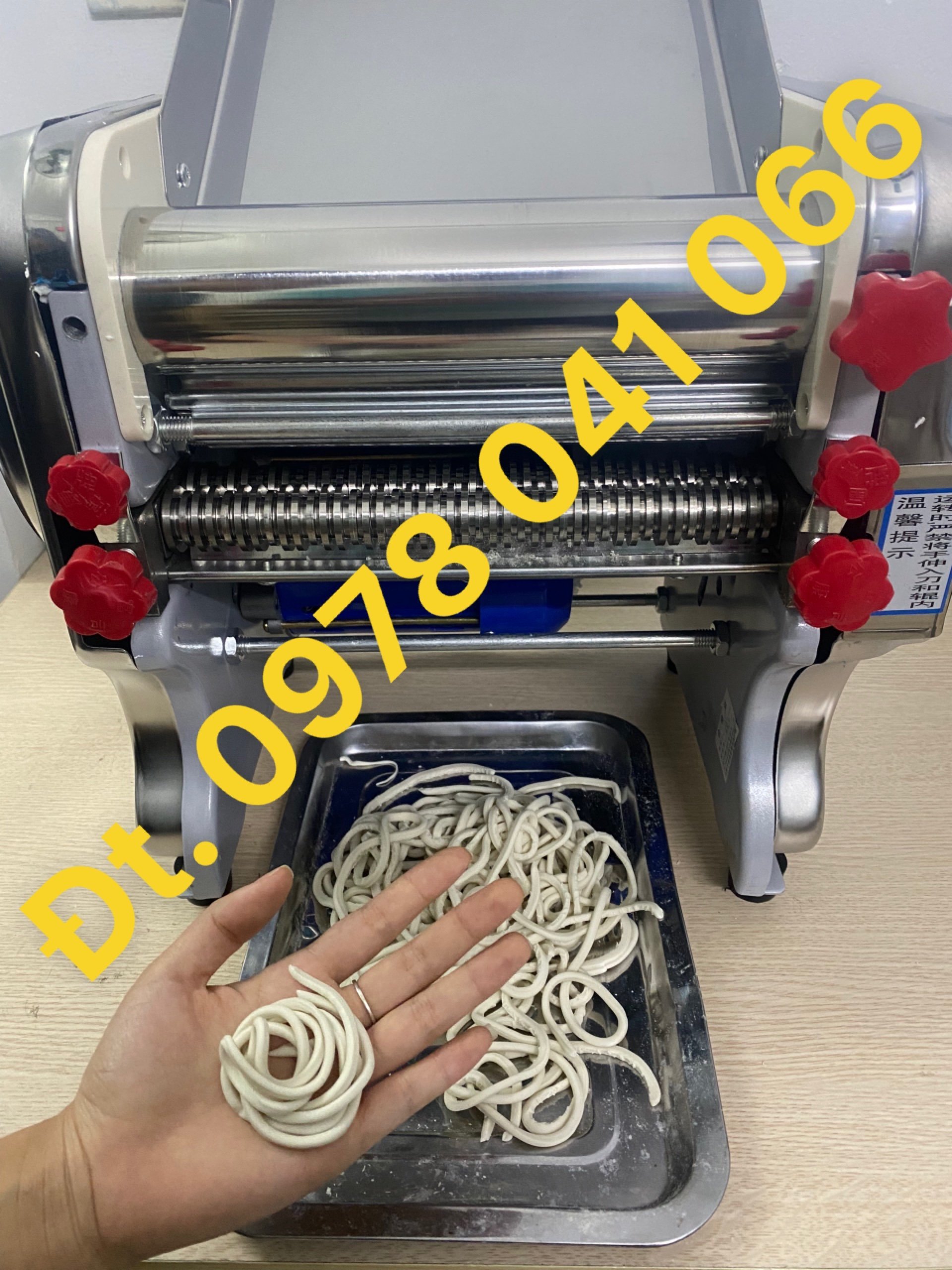 Máy cán bột làm mì tươi chạy điện fkm240