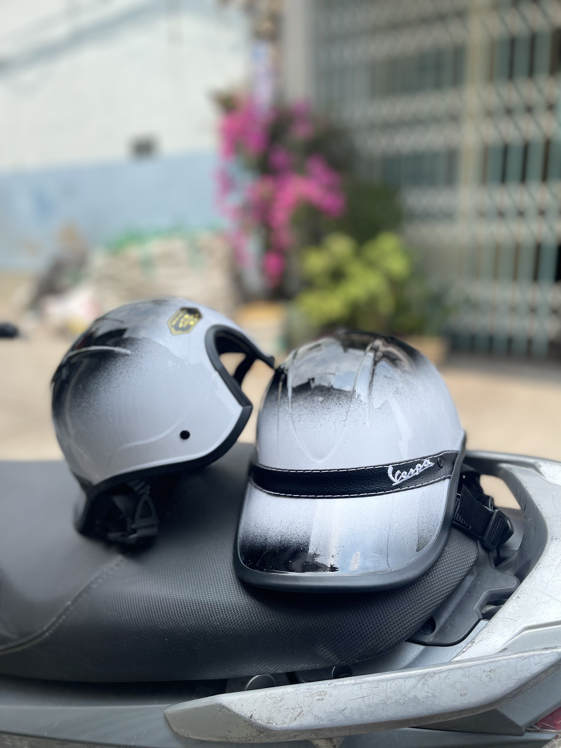 nón kết vespa pha hai màu có khoét lổ cột tóc