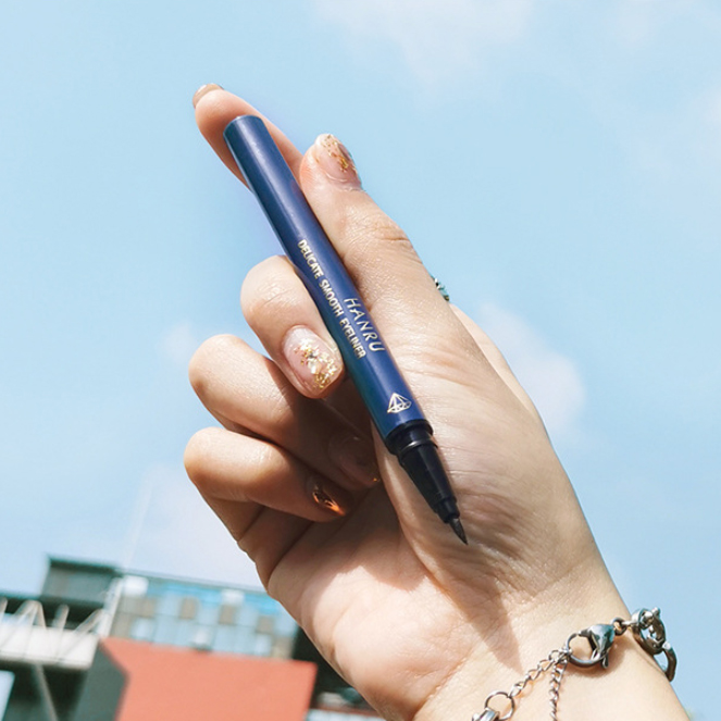 Bút kẻ mắt nước siêu mảnh Hanru Delicate Smooth Eyeliner 0.5g