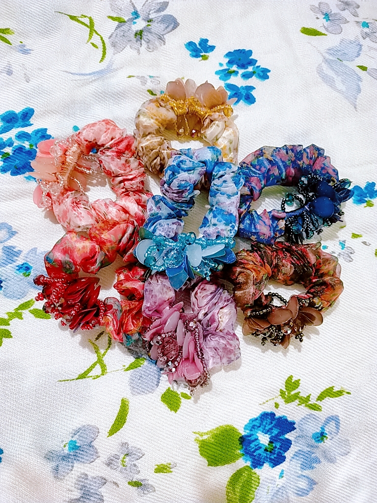 Cột tóc scrunchies đính đá xinh xắn