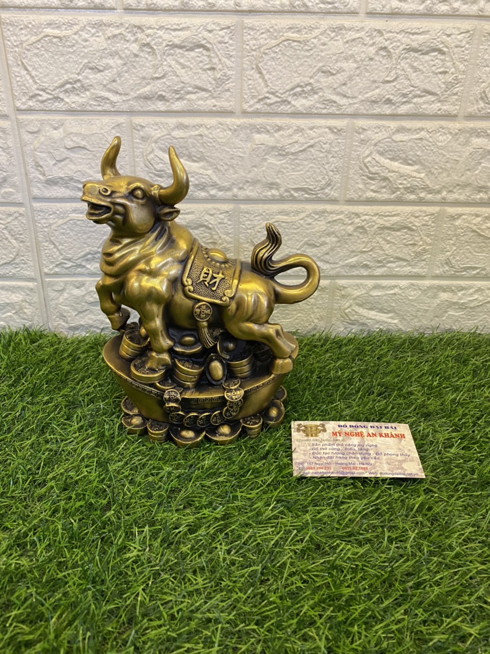 Tượng trâu đứng thỏi vàng bằng đồng cao 22cm