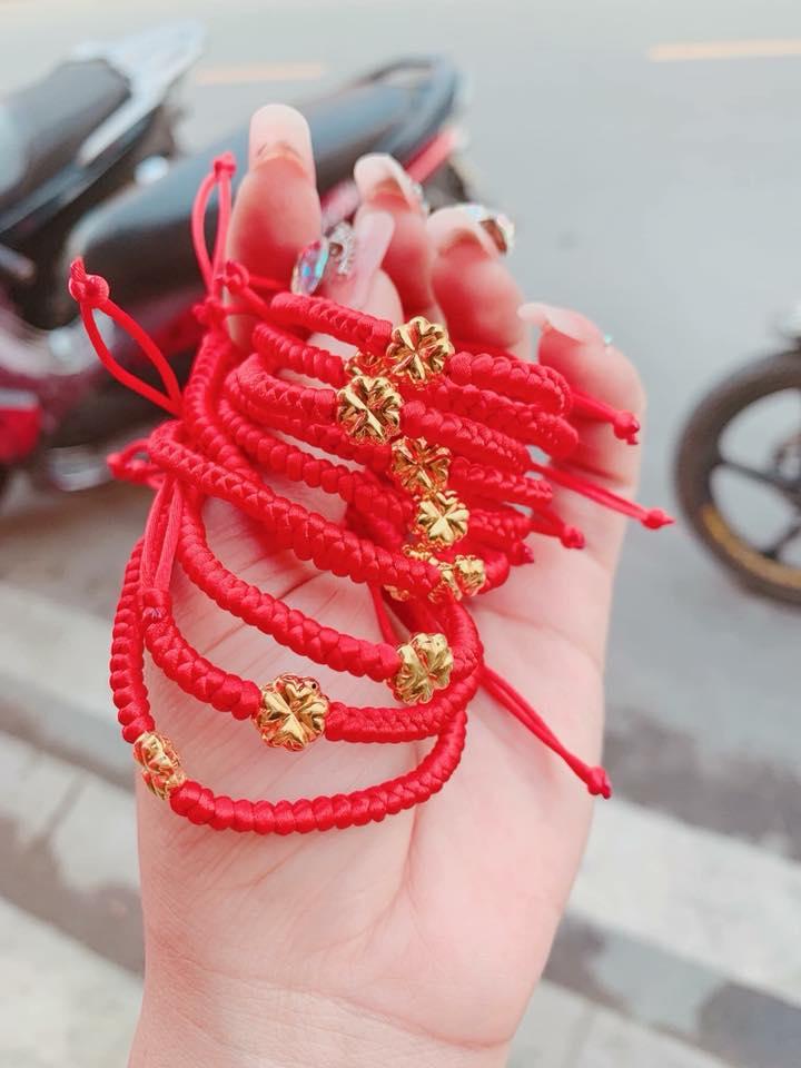 Vòng tay chỉ đỏ cỏ 4 lá vàng 10k
