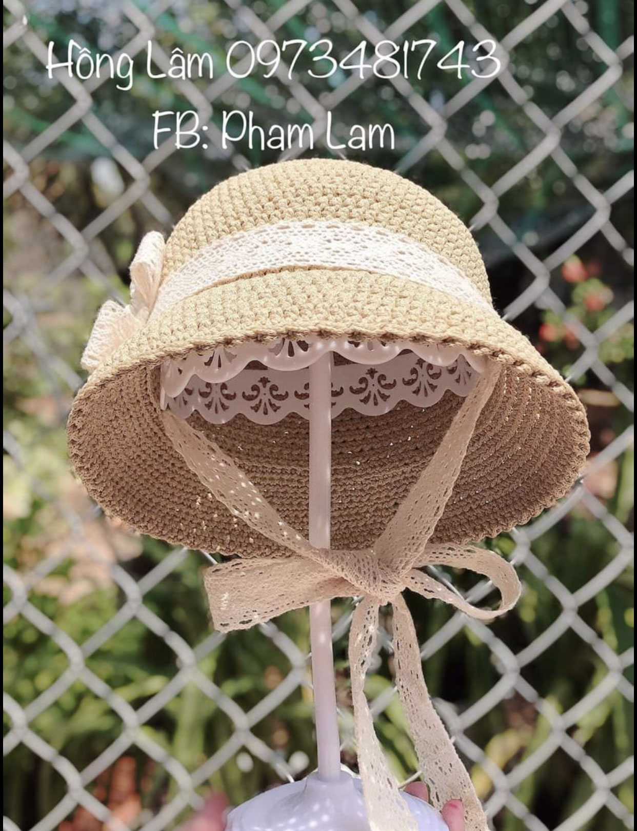 Hat holder to shape form the hat