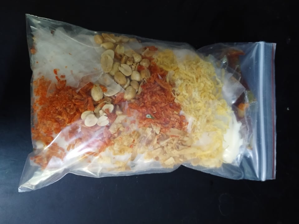 1 bịch bánh tráng trộn chà bông