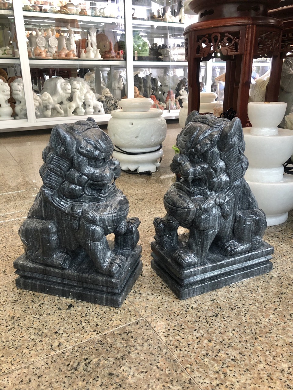Pair of Fu Foo Dogs Stone Guardian Statues Feng Shui Foo Dog Lion Statue, Black Marble Lion Statue Outdoor Home Decoration Attract Wealth and Good Luck, 30 cm High