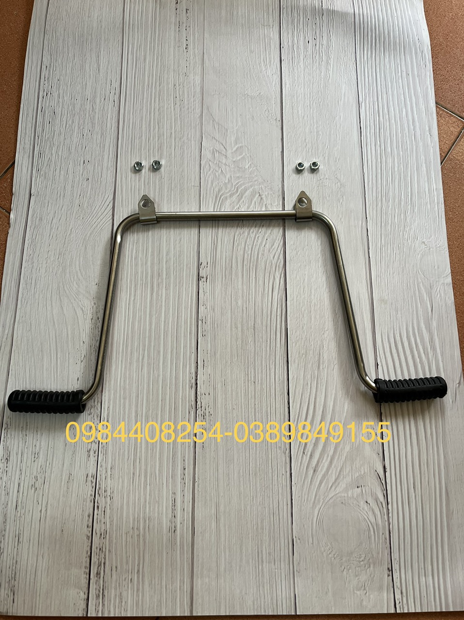 Gác chân gắn ghế nệm xe máy cho bé
