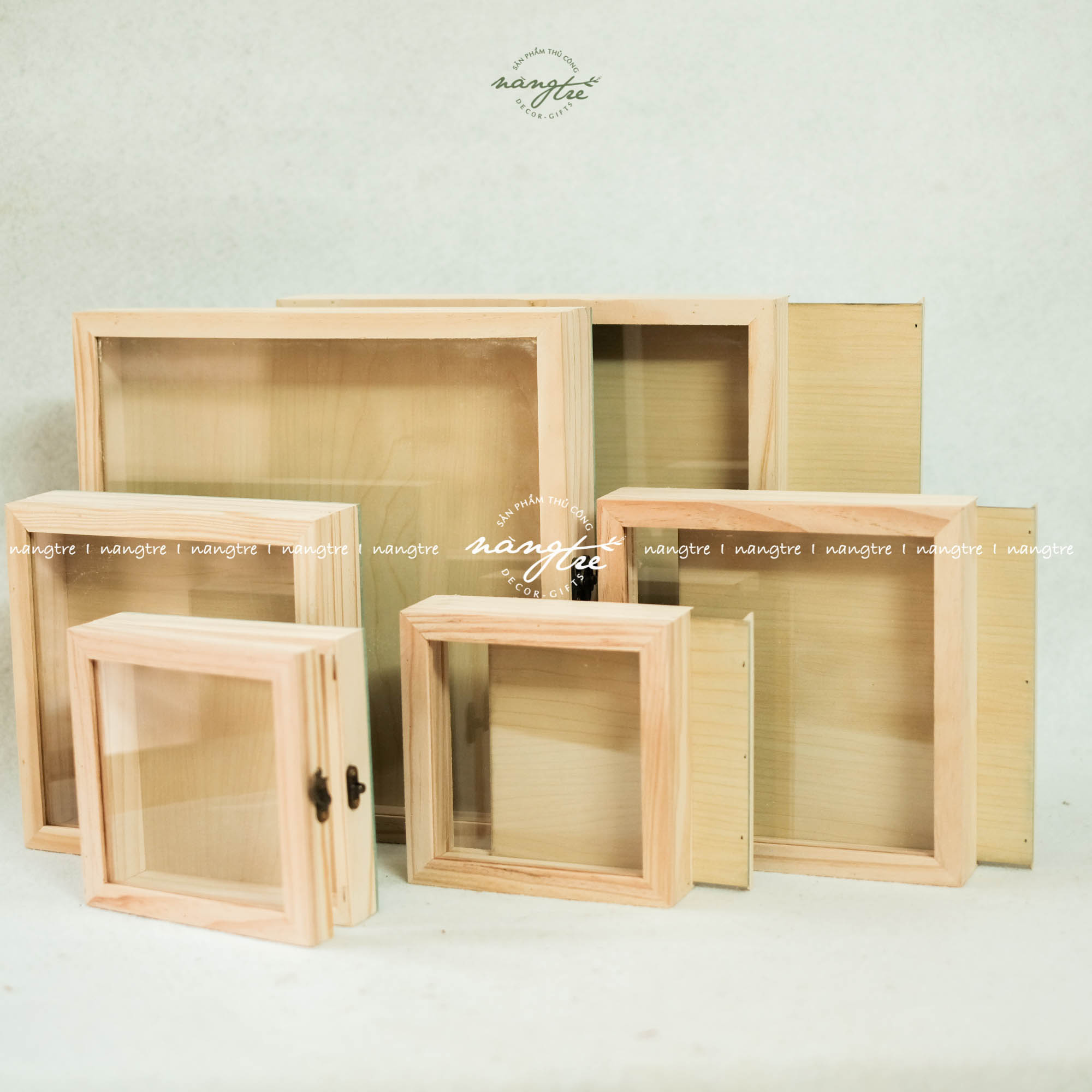 Khung tranh hộp gỗ có cửa trang trí