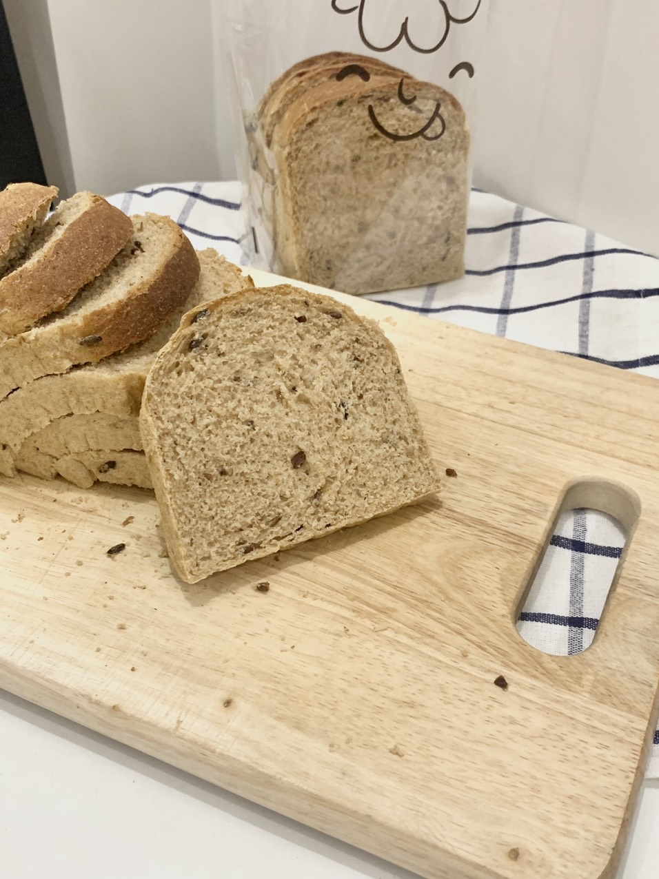 BÁNH MÌ NGUYÊN CÁM HẠT LÚA MẠCH NẢY MẦM
