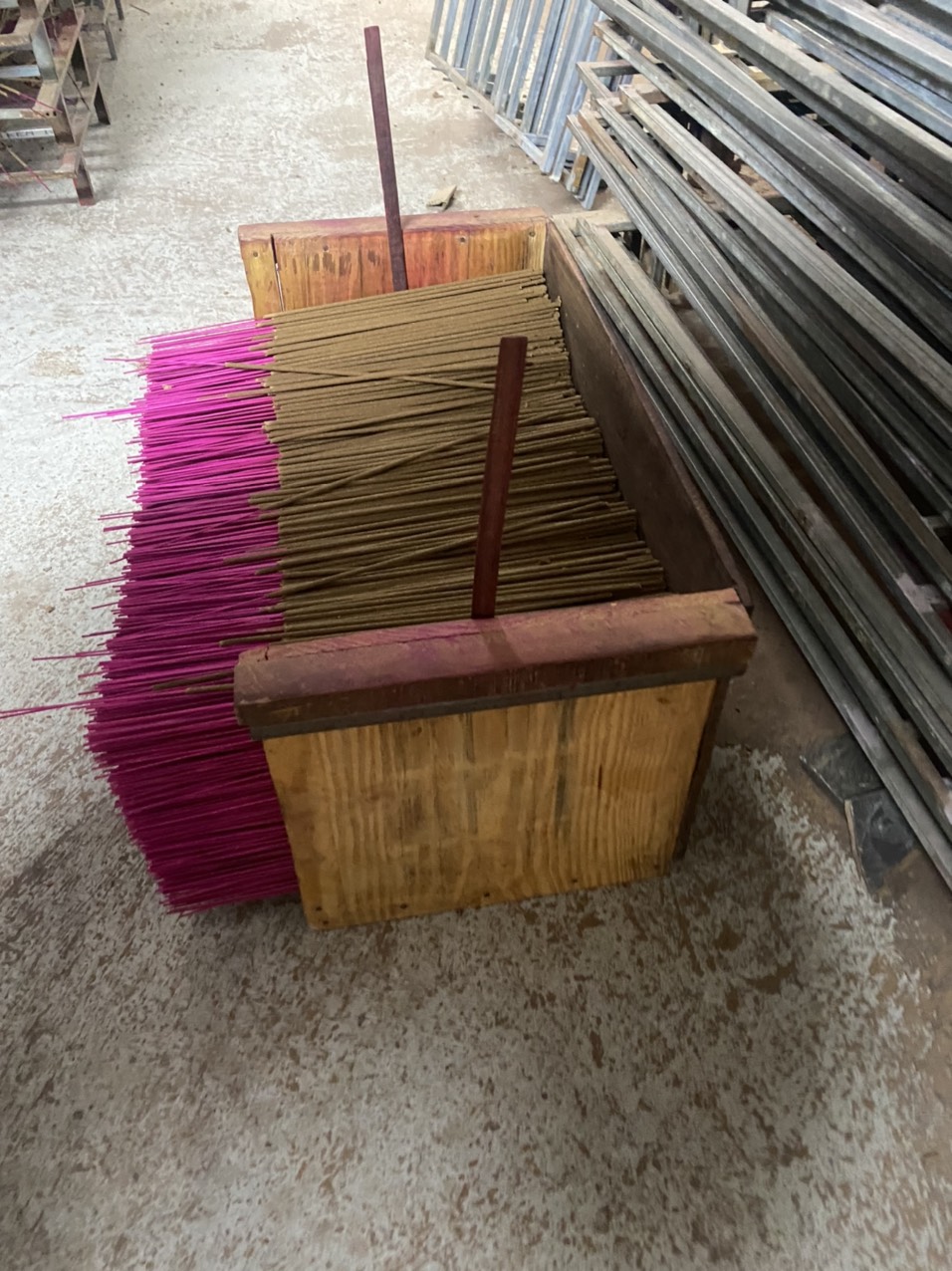 1 Ký nhang trầm hương 38cm ( 550-600 cây hương trầm Bạch Vân Tiên ) chân đỏ