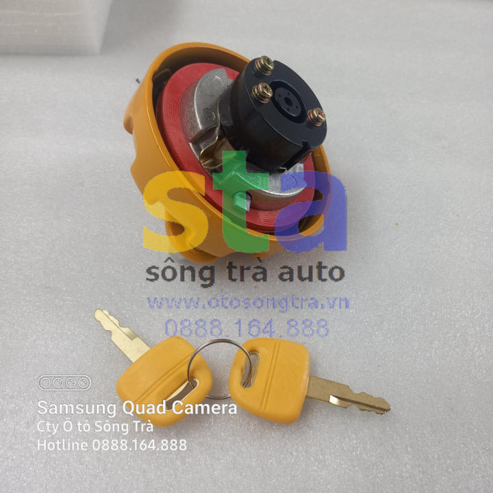 NẮP BÌNH DẦU MÁY ĐÀO MÁY XÚC KOBELCO CÁC LOẠI. LỰA CHỌN 2 HOẶC 3 NGẠNH THEO SỐ CHỖ KHUYẾT TRÊN MIỆNG THÙNG DẦU
