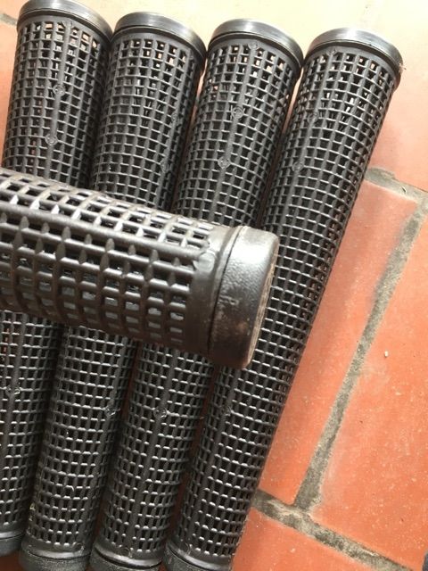 2 ống bẫy lươn chất liệu nhựa