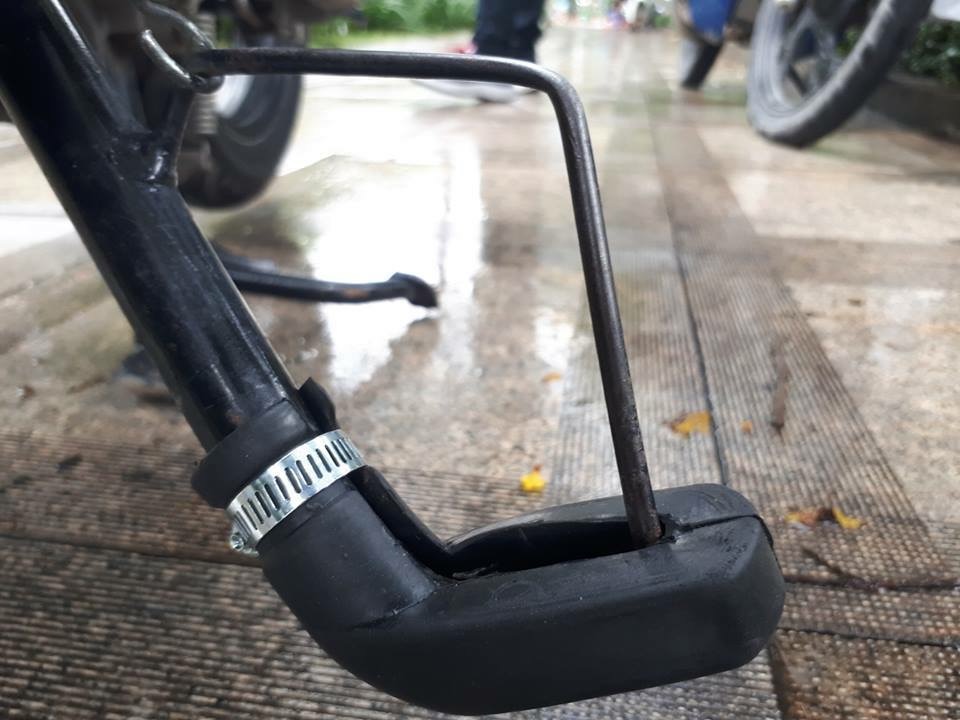Bọc chân chống xe máy- Đai sắt