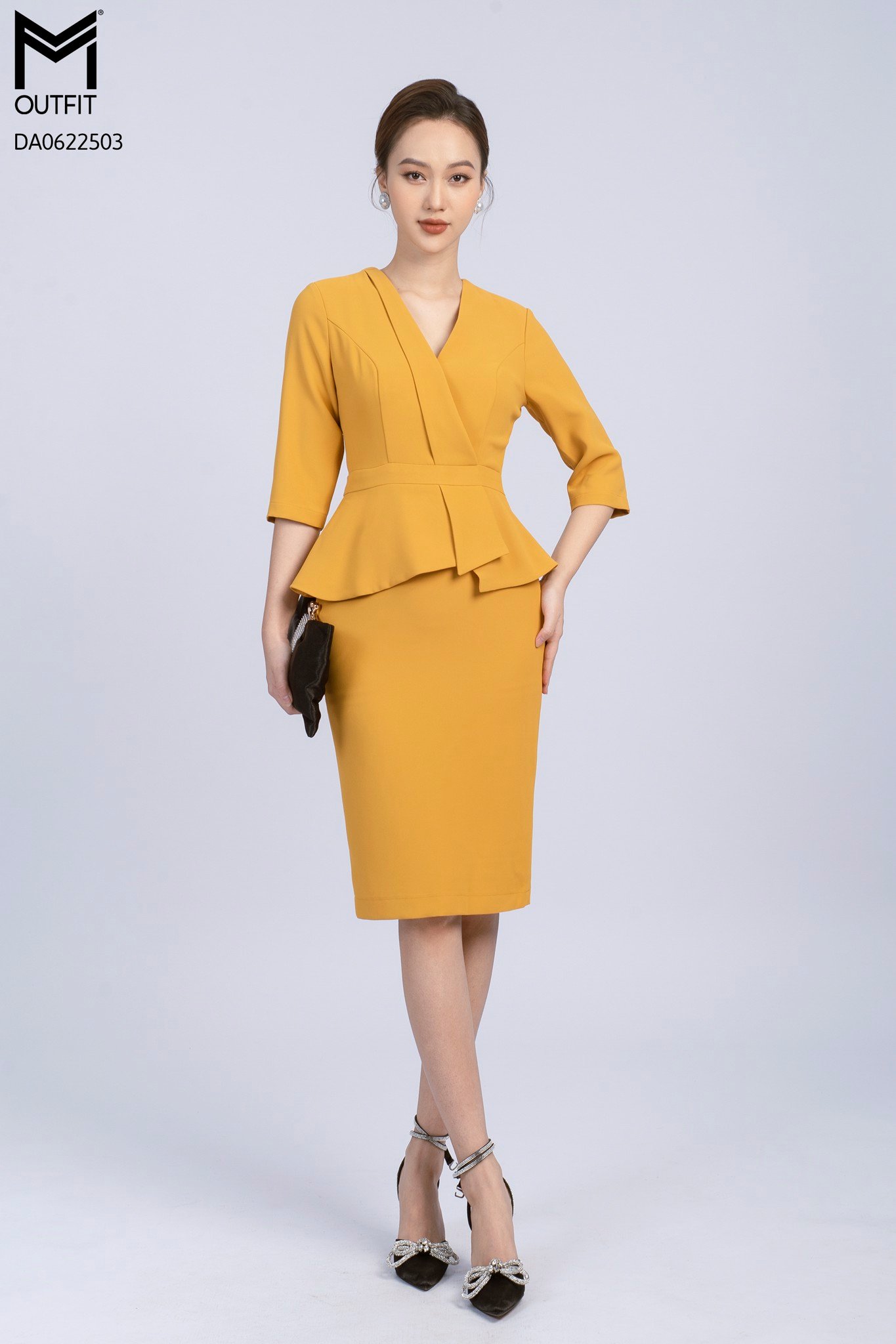 Đầm dáng ôm, tà bong, cổ V tay lửng - Mmoutfit
