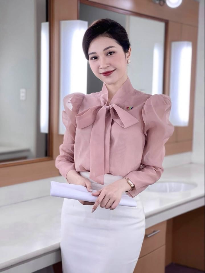 ÁO SƠ MI GU HỒNG NƠ CỔ