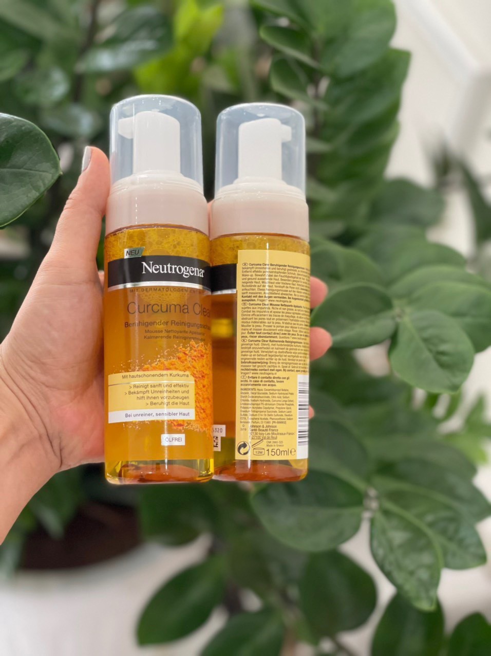 Sữa rửa mặt tạo bọt tinh nghệ Neutrogena Curcuma