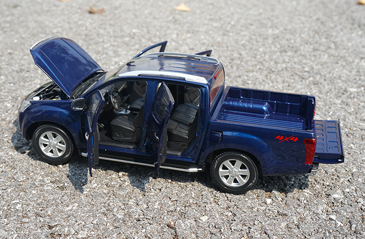 Mô hình xe Isuzu D-Max tỉ lệ 1:18