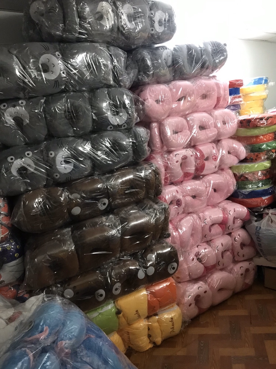 Gối kê cổ hình chữ U thêu
