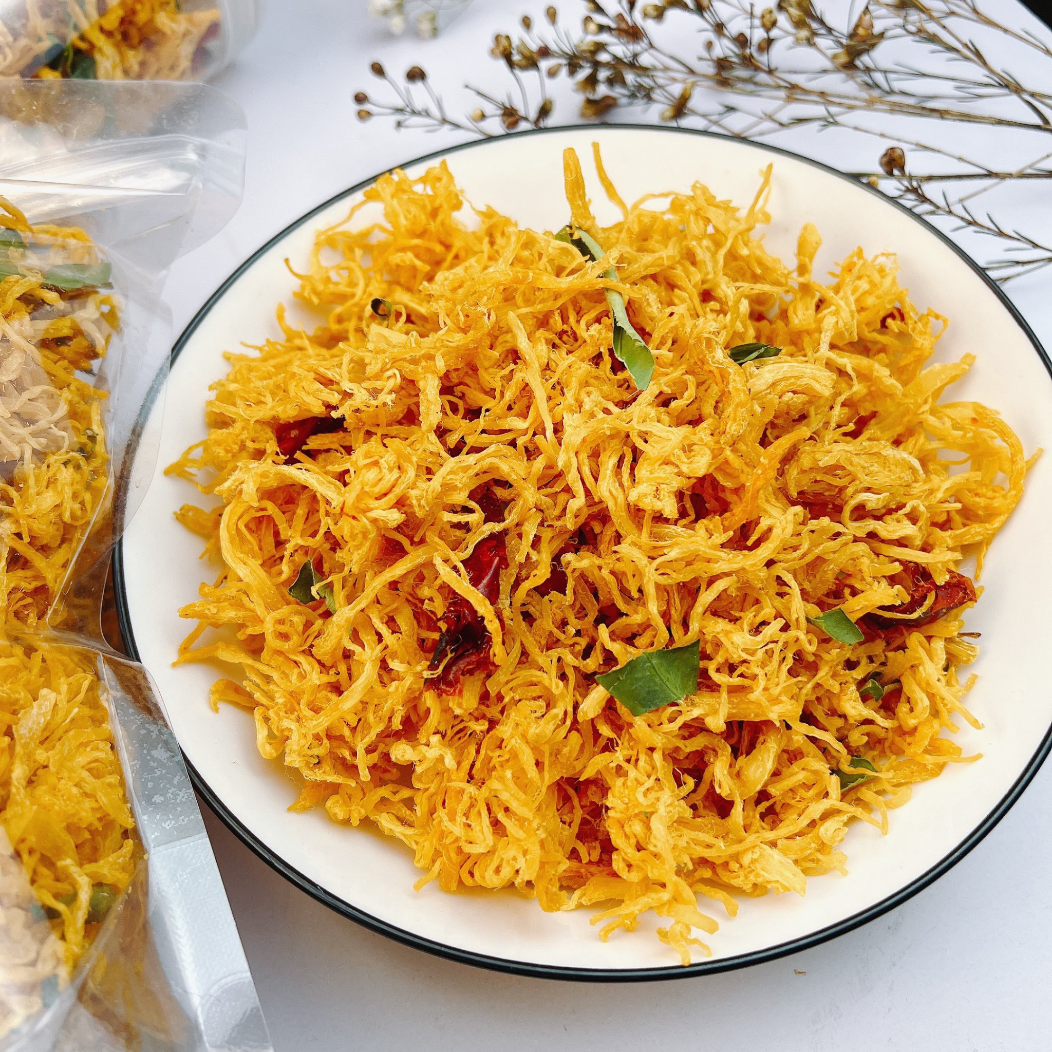 Khô gà lá chanh cay dai chuẩn vị (hũ 200gr)