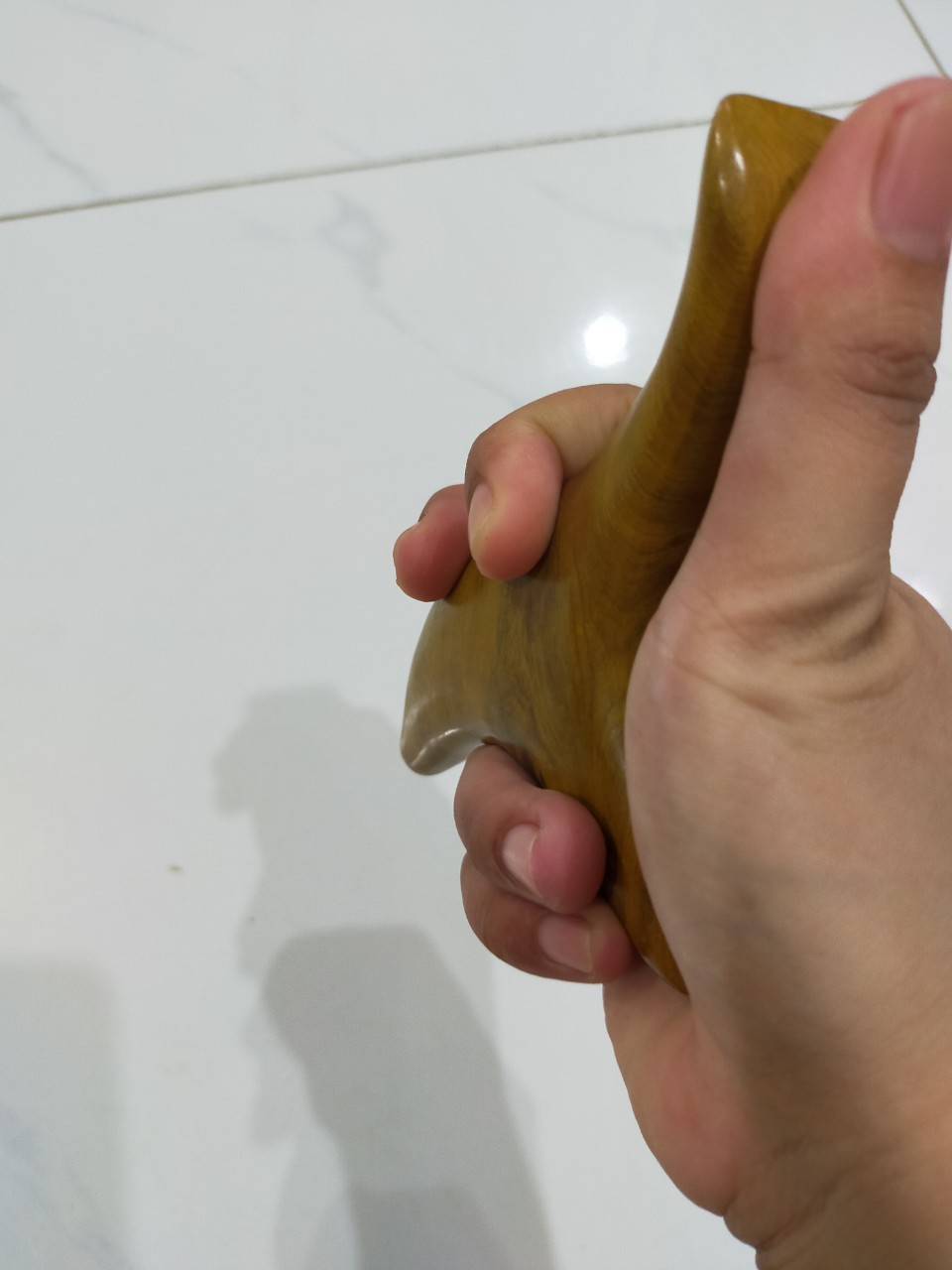 Dụng cụ bấm huyệt hình con Én bằng gỗ thơm