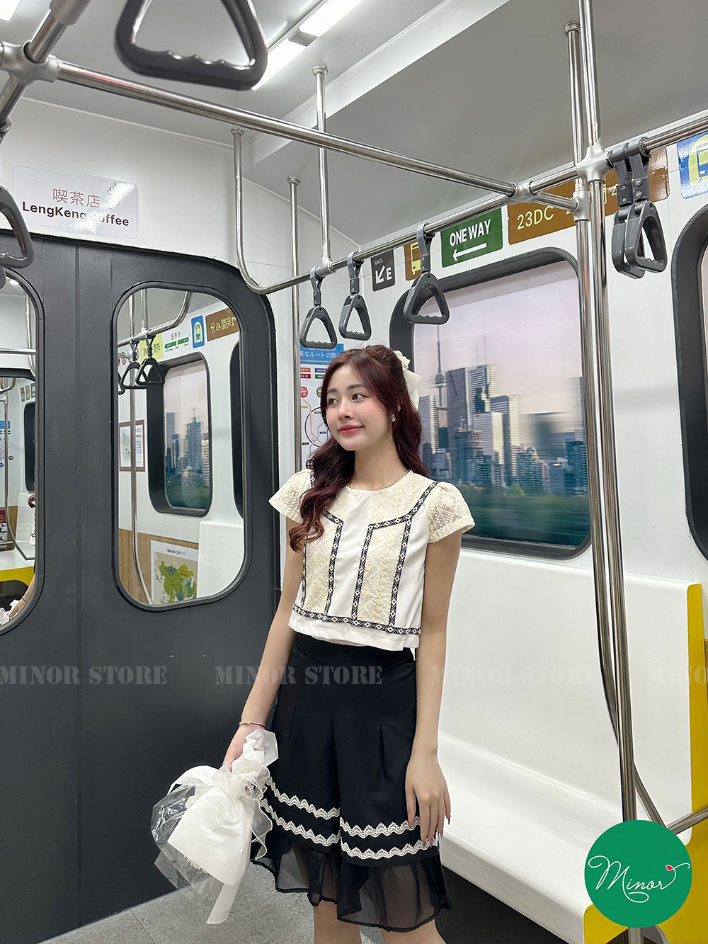 ÁO KIỂU MÀU TRẮNG PHỐI REN XANH [MINOR EMELIEE]