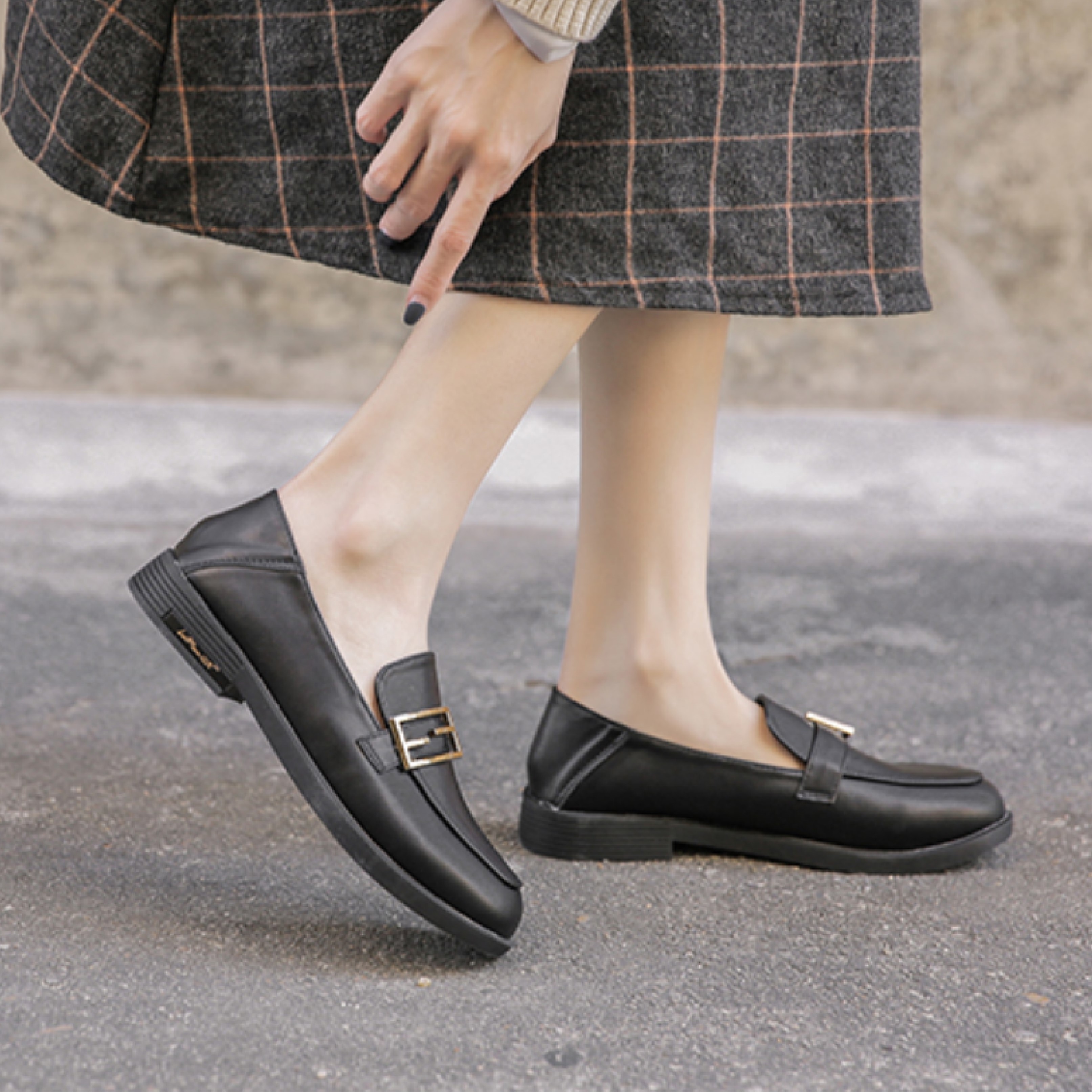 Giày Loafer Nữ Da Mềm Đế 3cm Màu Đen và Kem