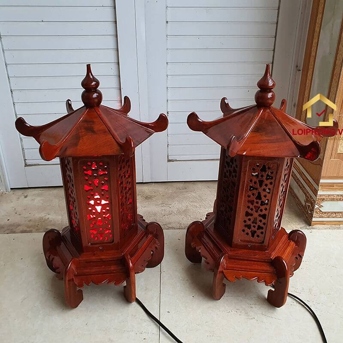 Cặp đèn thờ mái chùa gỗ hương cao 41cm