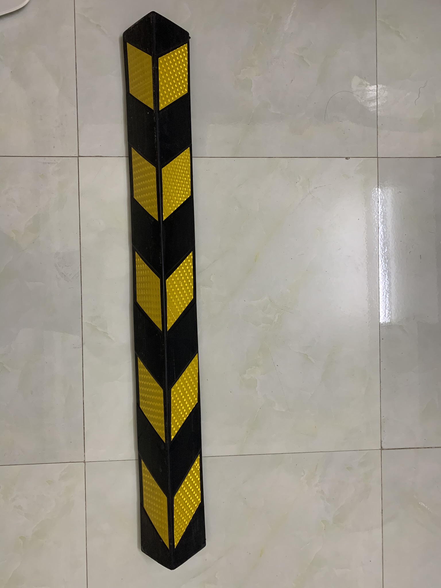 Ốp cột cao su chữ V - Giảm chấn