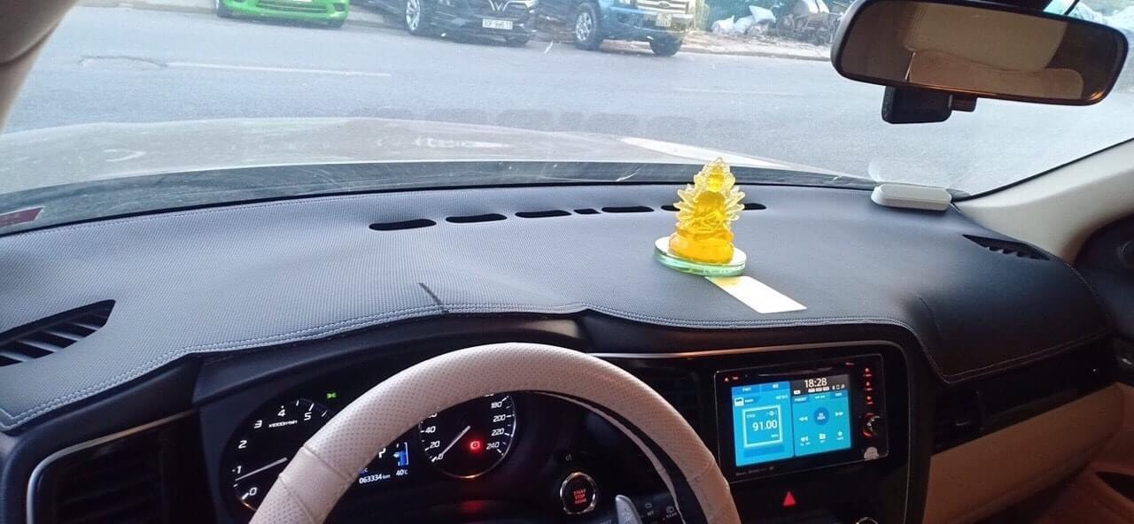 Thảm taplo da vân carbon cao cấp Mitsubishi Outlander 2016 - 2022