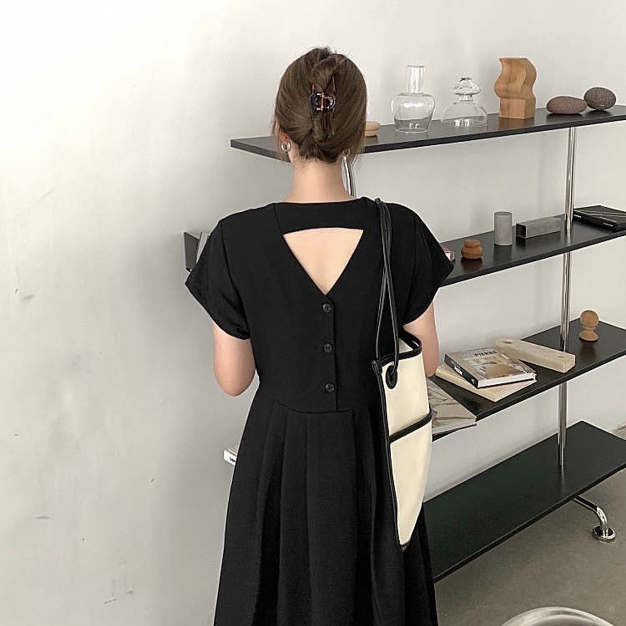 Đầm đen form dài nút sau