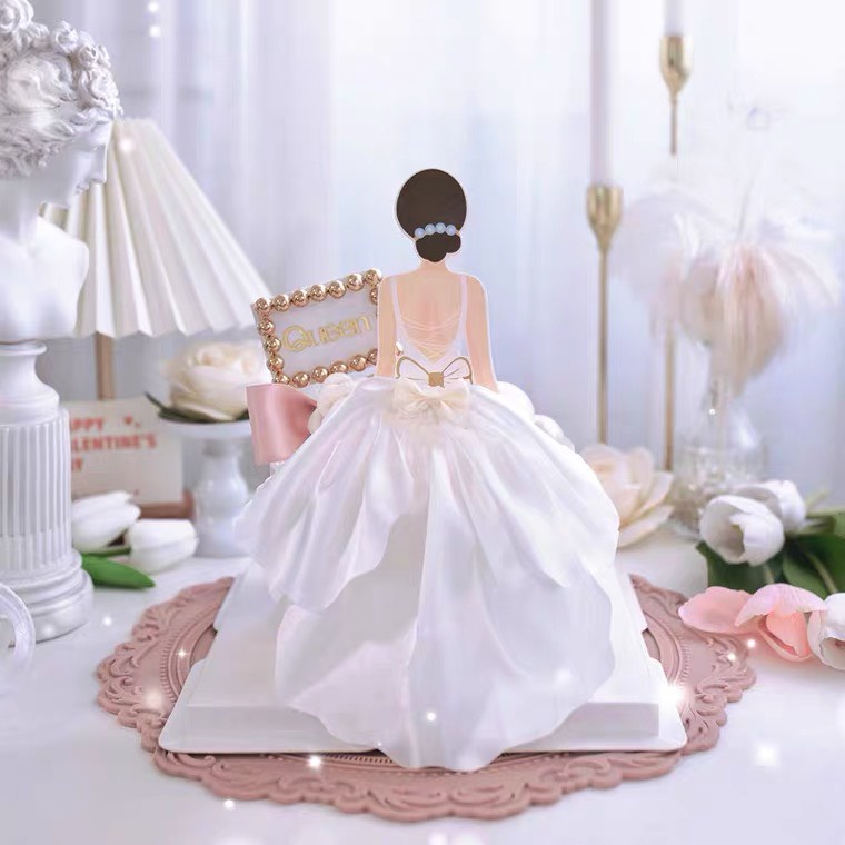 que cắm trang trí bánh hình cô gái váy lụa