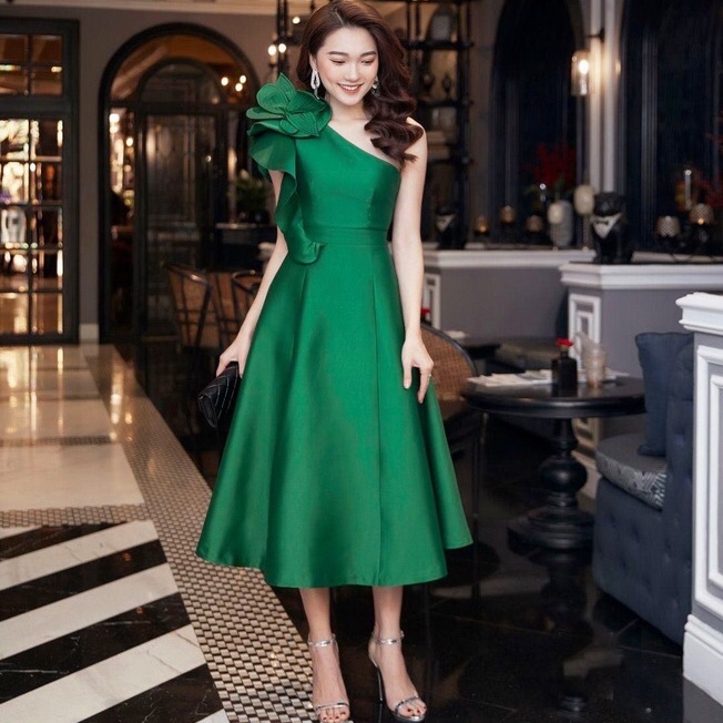 Đầm xòe cổ xéo vai đính hoa lớn
