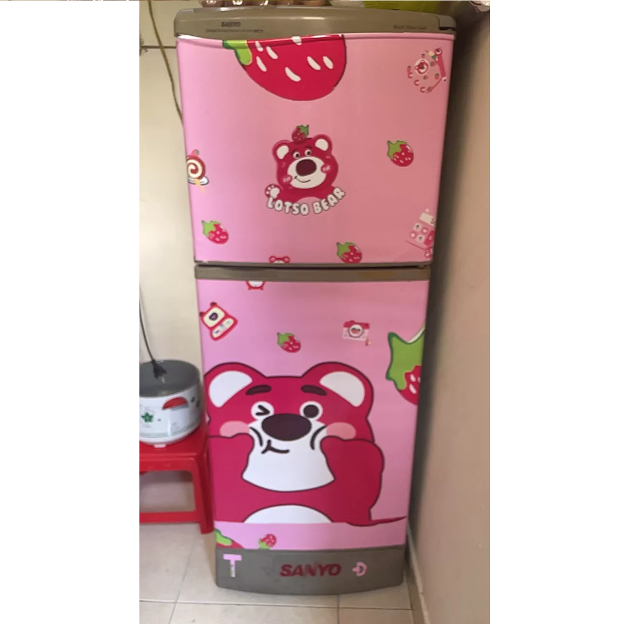 [HCM] DECAL DÁN TỦ LẠNH GẤU DÂU ĐÁNG IU - THUTHAODECOR