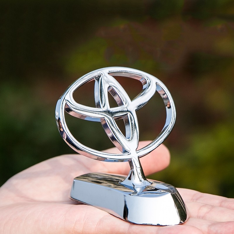 Logo 3D Toyota trang trí xe hơi
