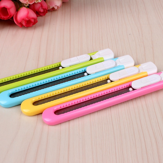 Dao rọc giấy nhỏ deli e2054
