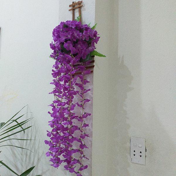 Giỏ hoa rũ treo tường có mành trúc