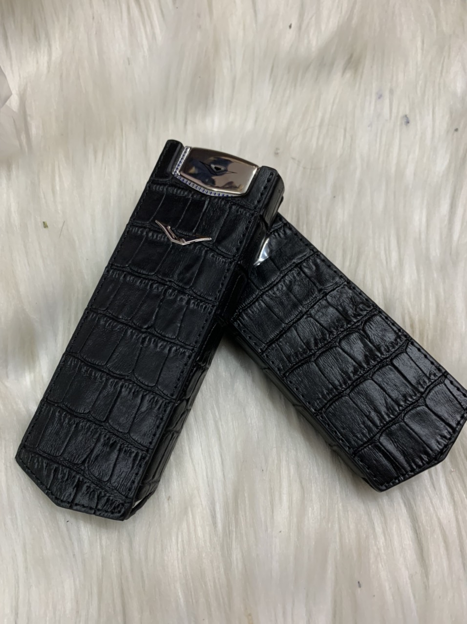 Bao da Vertu Singnature S đứng dập vân đen