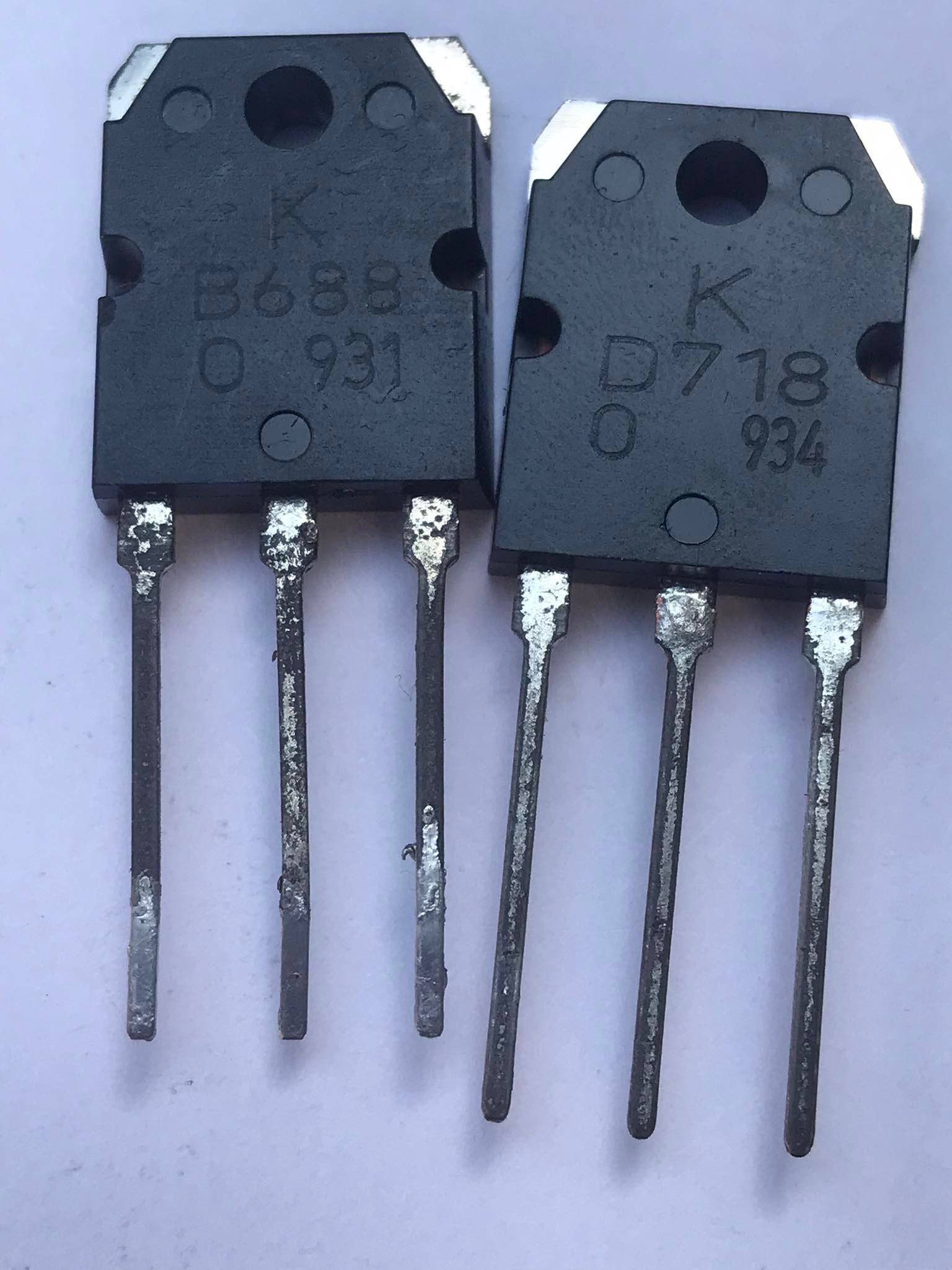 Transistor ( sò) B688 lưng đồng,KEC (hàng mới) và D718 lưng đồng,KEC (hàng mới, hàng tháo máy như mới) 2con NT4