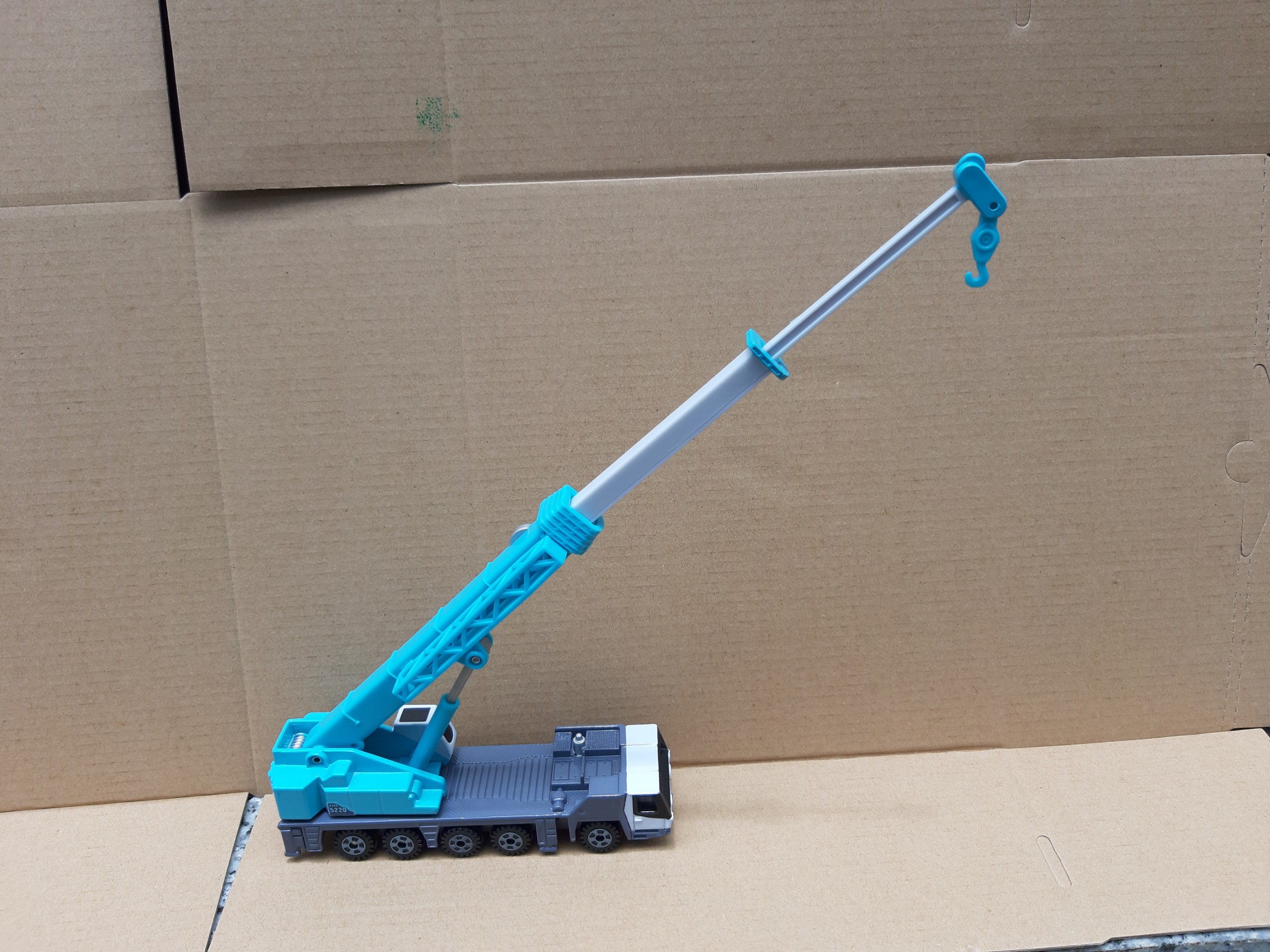 Xe mô hình Tomica – Xe công trình – cẩu dài màu xanh Kobelco KMG 5220 – (chiều dài cần cẩu 25cm, nặng 200g)