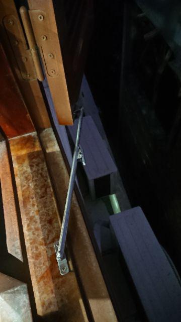 Hãm giữ cửa sổ chống sập dùng cho cửa gỗ