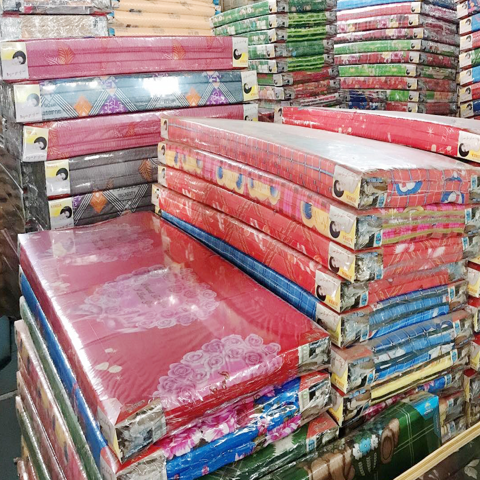 Nệm Bông Ép 1m8x1m95x5cm Gấp 3 Thoáng Mát Chắn Chắn, Gấp Gọn Dễ Di Chuyển( Giao Màu Ngẫu Nhiên )