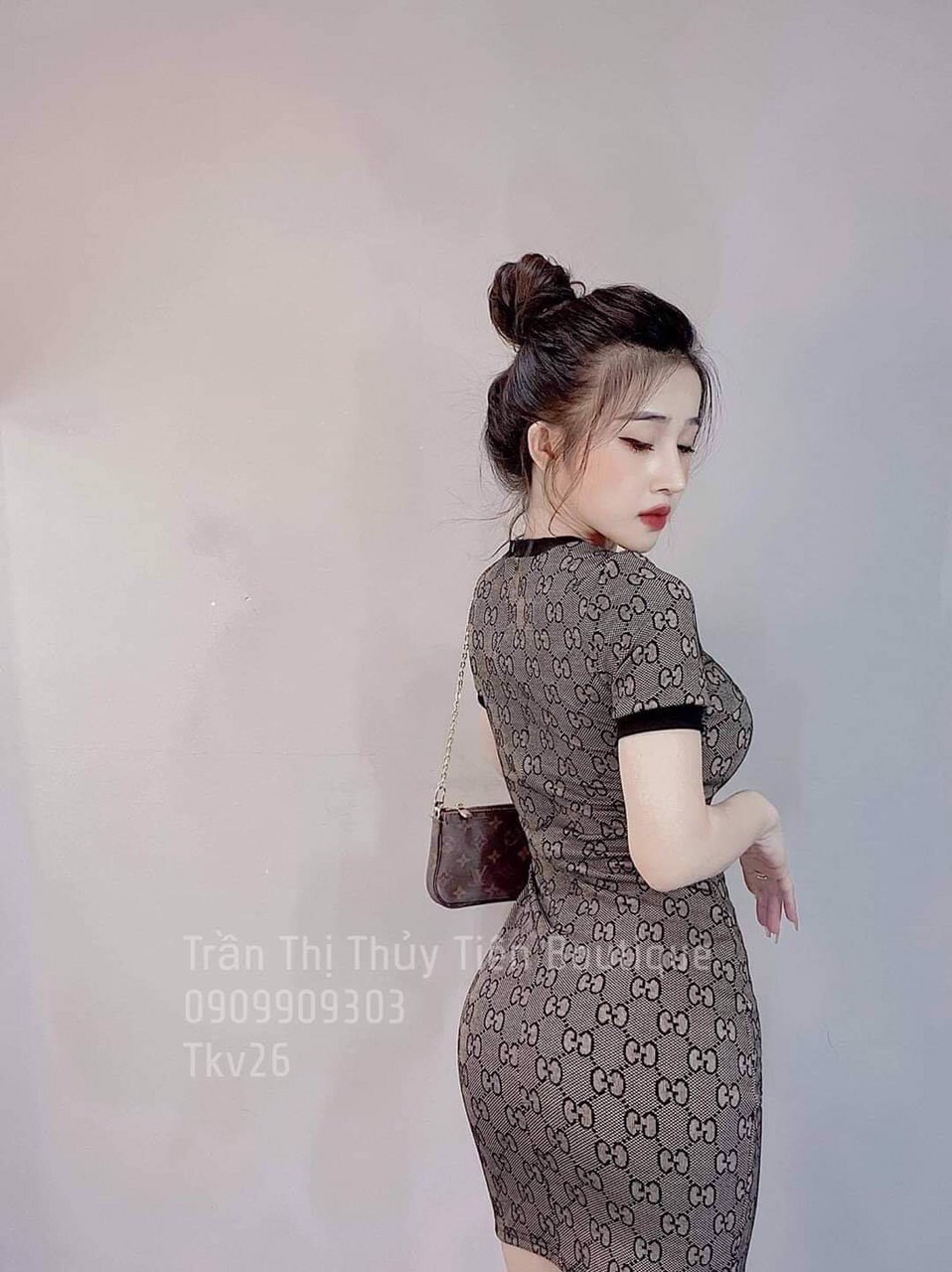 Đầm body tay ngắn họa tiết chữ thời trang