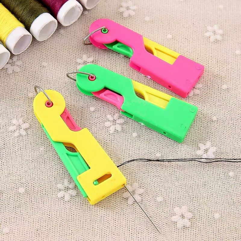 Dụng cụ luồn chỉ vào kim giúp xỏ kim dễ dàng