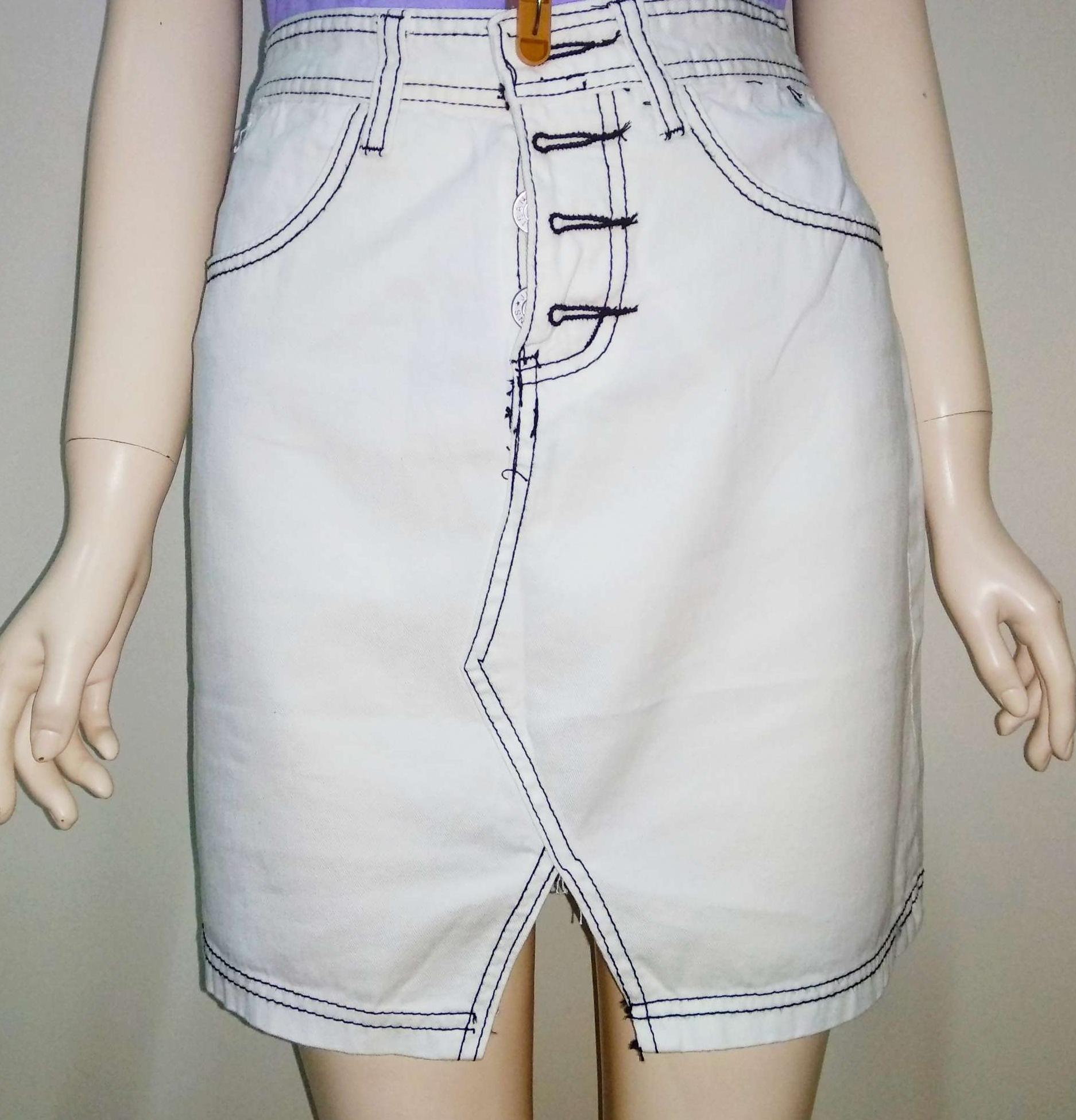 CHÂN VÁY JEAN TRẮNG XẺ TRƯỚC PHỐI NÚT