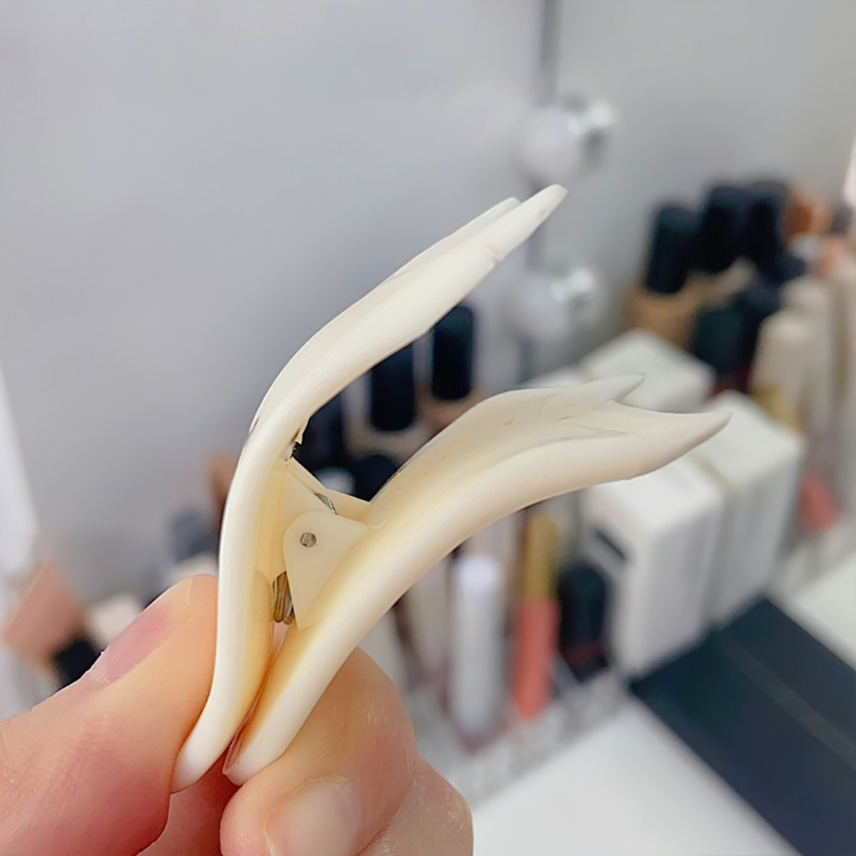 Convenient Tweezers for Applying False Eyelashes
