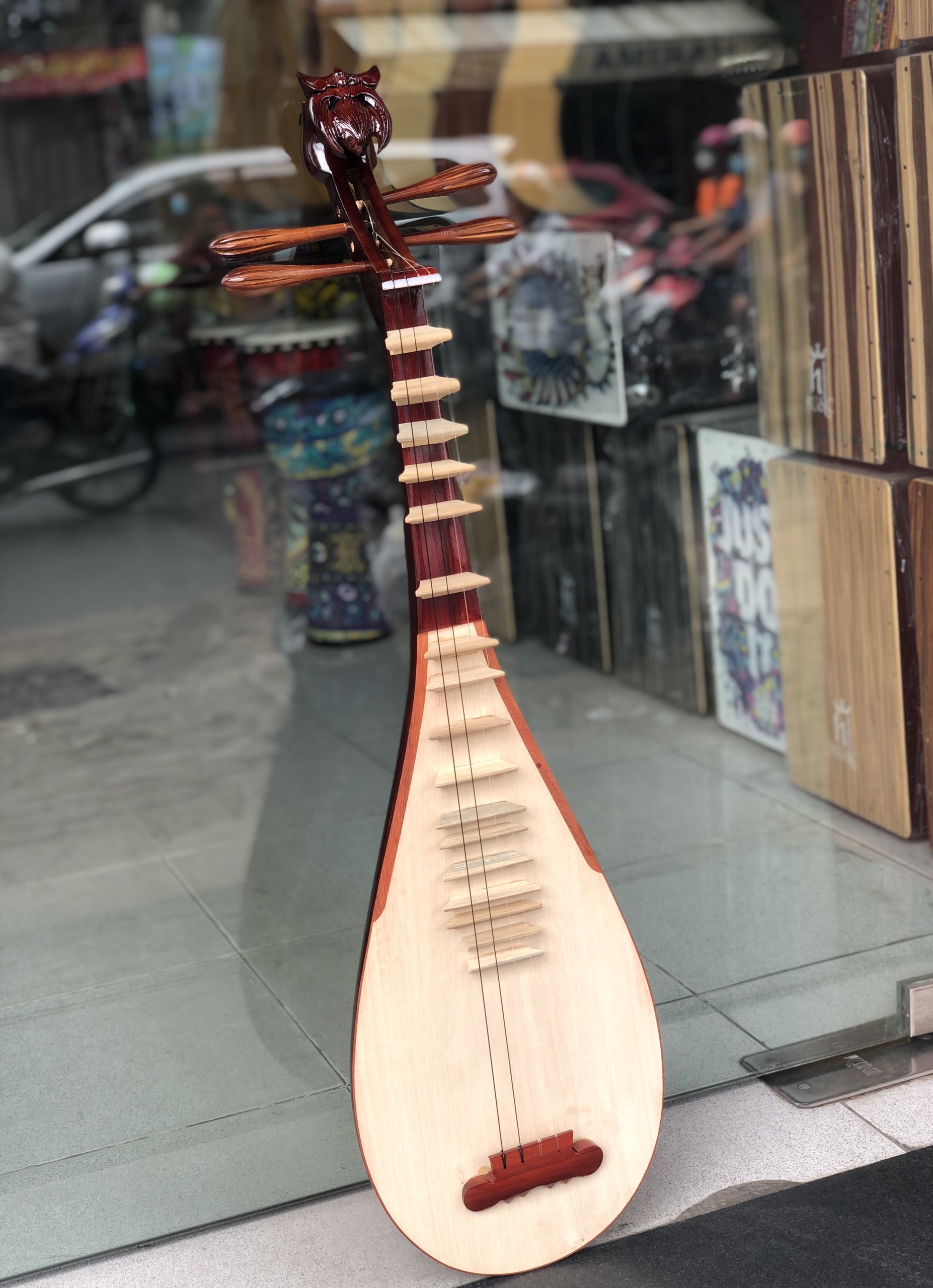 Đàn tỳ bà Việt Nam khảm trai (Cây)
